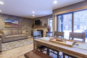 Condo, 1 quarto (Snowcreek #405 Phase III) | Área de estar | TV de tela plana, lareira, DVD player