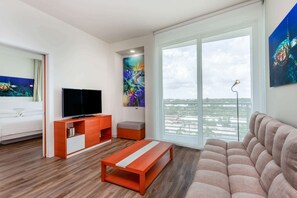 Suite, 1 cama King size, balcón | Sábanas de algodón egipcio, ropa de cama de alta calidad y edredón 