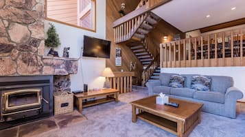 Appartement, 4 slaapkamers (Snowcreek #474 Phase III) | Woonruimte | Een 46-inch flatscreentelevisie met kabelzenders en televisie