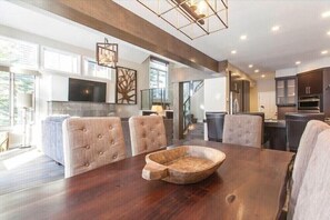 In-room dining - Snowcreek 754 Phase V (Mammoth Lakes)