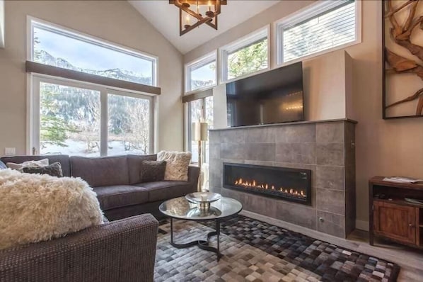 Flatskjerm-TV og stereoanlegg