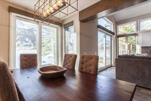 Flat-screen TV, stereo - Snowcreek 754 Phase V (Mammoth Lakes)