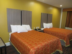 Quarto conforto, 2 camas Queen | Escrivaninha, ferros/tábuas de passar roupa, Wi-Fi de cortesia
