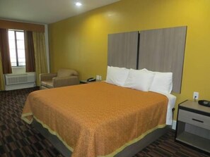 Comfort Room, 1 King Bed | Living room | Flat-screen TV - Scottish Inns and suites (Houston)