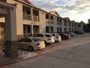 Free self-parking - Scottish Inns and suites (Houston)