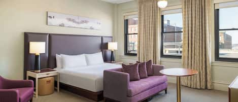 Quarto luxo, 1 cama King, vista para a cidade | Área de estar | TV de tela plana 42 polegadas com canais a cabo, TV, dock para iPod