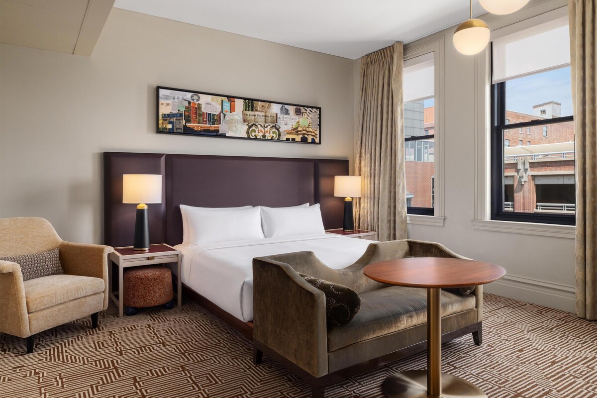 Habitación Deluxe, 1 cama de matrimonio grande, vistas a la ciudad | Sábanas italianas Frette y ropa de cama de alta calidad