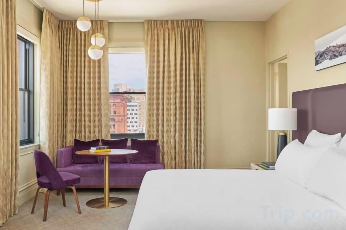Corner King Room With City View