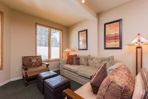 Maison mitoyenne, 2 chambres (Mammoth Green #105) | Coin séjour | Télévision à écran plat, cheminée