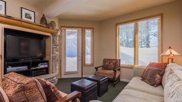 Townhome, 2 Bedrooms (Mammoth Green #105) | Living room | Flat-screen TV, fireplace