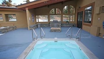 Deluxe Condo, 2 Bedrooms (Silver Bear #20) | Outdoor spa tub