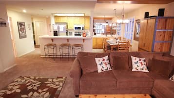 Leilighet – deluxe, 2 soverom (Silver Bear #20) | Oppholdsområde | Flatskjerm-TV, peis og DVD-spiller