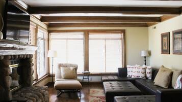 Leilighet, 2 soverom (Silver Bear #36) | Oppholdsområde | Flatskjerm-TV, peis, fotballspill og stereoanlegg