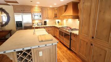 Condo, 2 Bedrooms (Silver Bear #36) | Private kitchen | Oven, stovetop, dishwasher, electric kettle