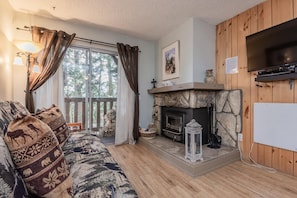 Appart'hôtel, 1 chambre, vue montagne (Mammoth View Villas #34) | Coin séjour | Télévision à écran plat, cheminée, lecteur de DVD