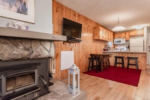 Appart'hôtel, 1 chambre, vue montagne (Mammoth View Villas #34) | Cuisine privée | Grand réfrigérateur, micro-ondes, four, plaque de cuisson
