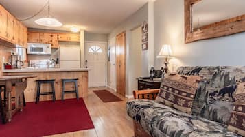 Condo, 1 Bedroom, Mountain View (Mammoth View Villas #34) | Ruang tamu | TV skrin rata, pendiangan, pemain DVD, meja ping pong