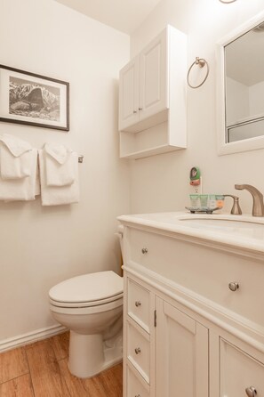 Condo, 1 Bedroom, Mountain View (Mammoth View Villas #34) | Bathroom | Shower, hair dryer, towels, shampoo - Mountain View Villas 34 (Mammoth Lakes)