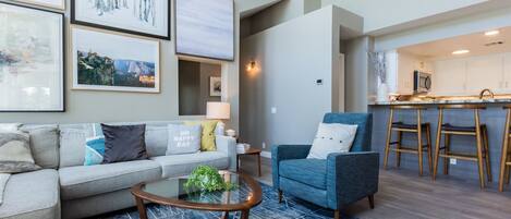 Télévision à écran plat, cheminée, lecteur de DVD