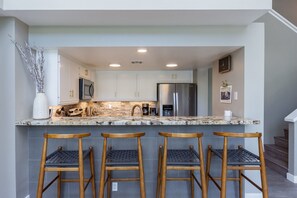 In-room dining - Snowcreek 888 Phase V (Mammoth Lakes)