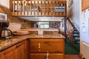 Pientalo, 4 makuuhuonetta (Snowcreek #320 Phase II) | Yksityinen keittiö | Täysikokoinen jääkaappi, mikroaaltouuni, uuni, liesi