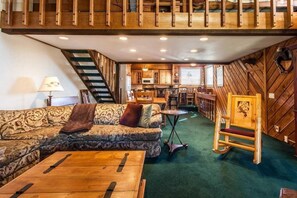 Maison en rangée, 4 chambres (Snowcreek #320 Phase II) | Aire de séjour | Téléviseur à écran plat de 46 po avec télévision par câble, téléviseur