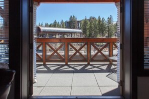 Un balcone con vista su un edificio e alberi.