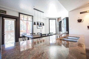 Condo, 3 chambres (Village at White Mountain Lodge #2230) | Cuisine privée | Réfrigérateur, four à micro-ondes, surface de cuisson, lave-vaisselle