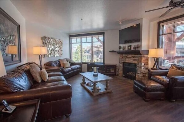 Living area - Village 2230 White Mountain Lodge (Mammoth Lakes)