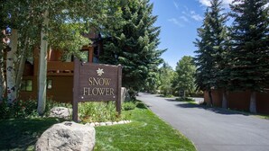 A sign for "Snow Flower" indicating a lodging establishment. - Snowflower 62 (Mammoth Lakes)