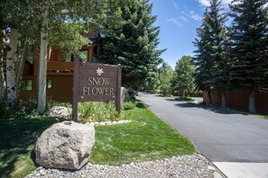 Exterior - Snowflower 62 (Mammoth Lakes)