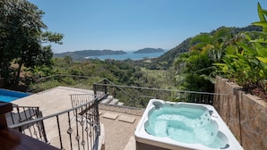 Un bain à remous offrant une vue imprenable sur un paysage côtier.