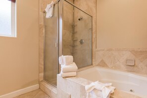 Casa geminada, 4 quartos (Mammoth Gateway Village #11) | Banheiro | Chuveiro/banheira combinados, banheira de hidromassagem