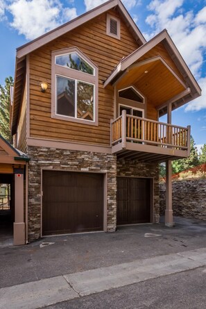 Townhome, 4 Bedrooms (Mammoth Gateway Village #11) | Parking | Free self-parking