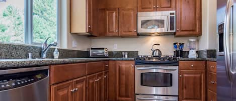 Townhome, 4 Bedrooms (Mammoth Gateway Village #11) | Private kitchen