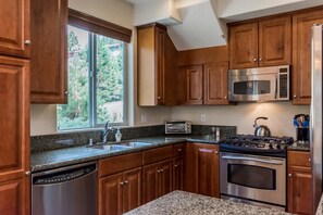 Townhome, 4 Bedrooms (Mammoth Gateway Village #11) | Private kitchen | Fridge, microwave, oven, stovetop - Mammoth Gateway Village 11 (Mammoth Lakes)