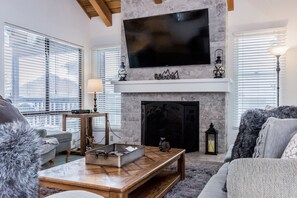 Appartamento, 2 camere da letto (Val d'Isere #21) | Area soggiorno | TV a schermo piatto 55 pollici con canali via cavo, TV, giocattoli