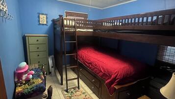 4 bedrooms, iron/ironing board, WiFi, bed sheets