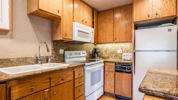 Full-sized fridge, microwave, oven, stovetop