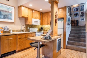 Flat-screen TV, fireplace, DVD player, table football - Chamonix 92 (Mammoth Lakes)