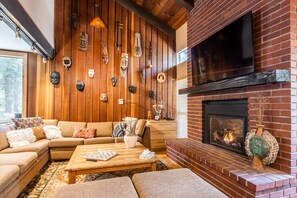 Flat-screen TV, fireplace, DVD player, table football - Chamonix 92 (Mammoth Lakes)