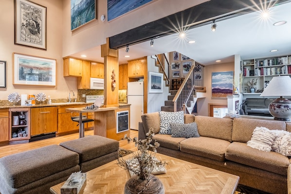 Flat-screen TV, fireplace, DVD player, table football - Chamonix 92 (Mammoth Lakes)