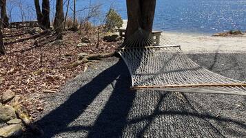 Ligstoelen aan het strand, strandlakens
