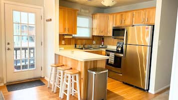 Een koelkast, een magnetron, een oven, een kookplaat