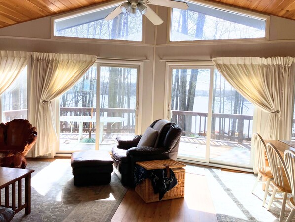 Fernseher, Kamin, Videospiele, DVD-Player