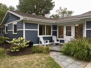 Exterior - Best Coast Cottage - Just a block and a half to the beach!!! (South Haven)