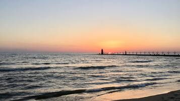 Chaises longues, serviettes de plage