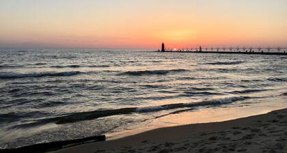 Best Coast Cottage - Just a block and a half to the beach!!!