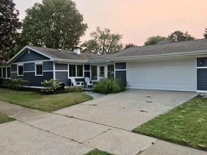 Exterior - Best Coast Cottage - Just a block and a half to the beach!!! (South Haven)