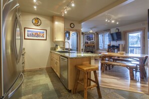 Condo, 2 quartos, vista para a montanha (Juniper Springs Lodge #426) | Cozinha privada | Geladeira, micro-ondas, cooktop, lava-louças